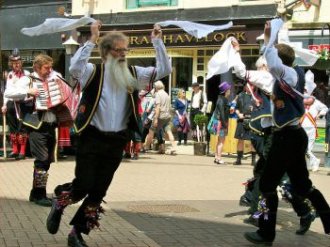 Morris_dancing_outside_the_Gerneral_Havelock, _Hastings