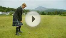 Pontus spelar golf iklädd traditionell kilt i Bonde